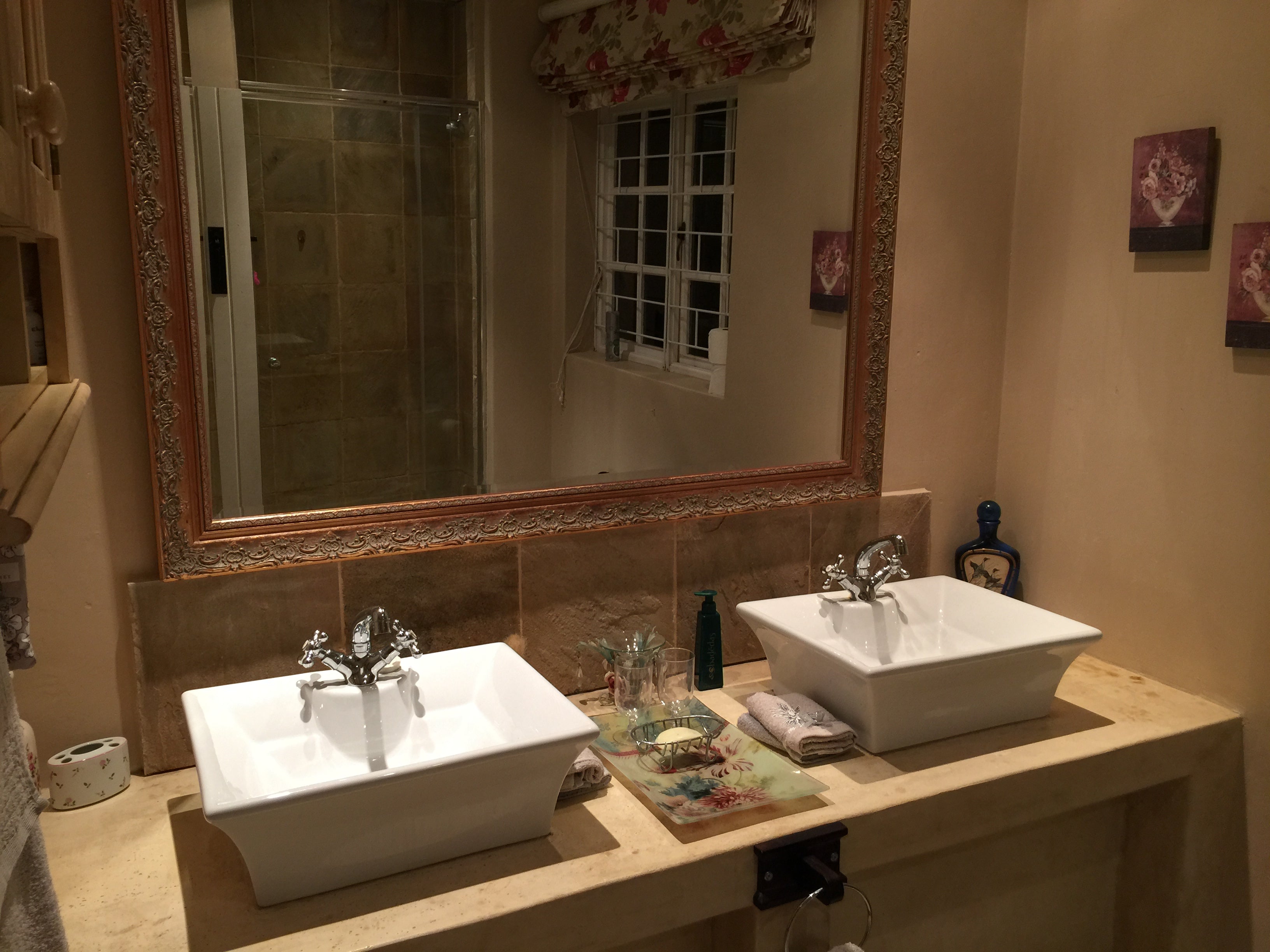 His and her en-suite bathroom