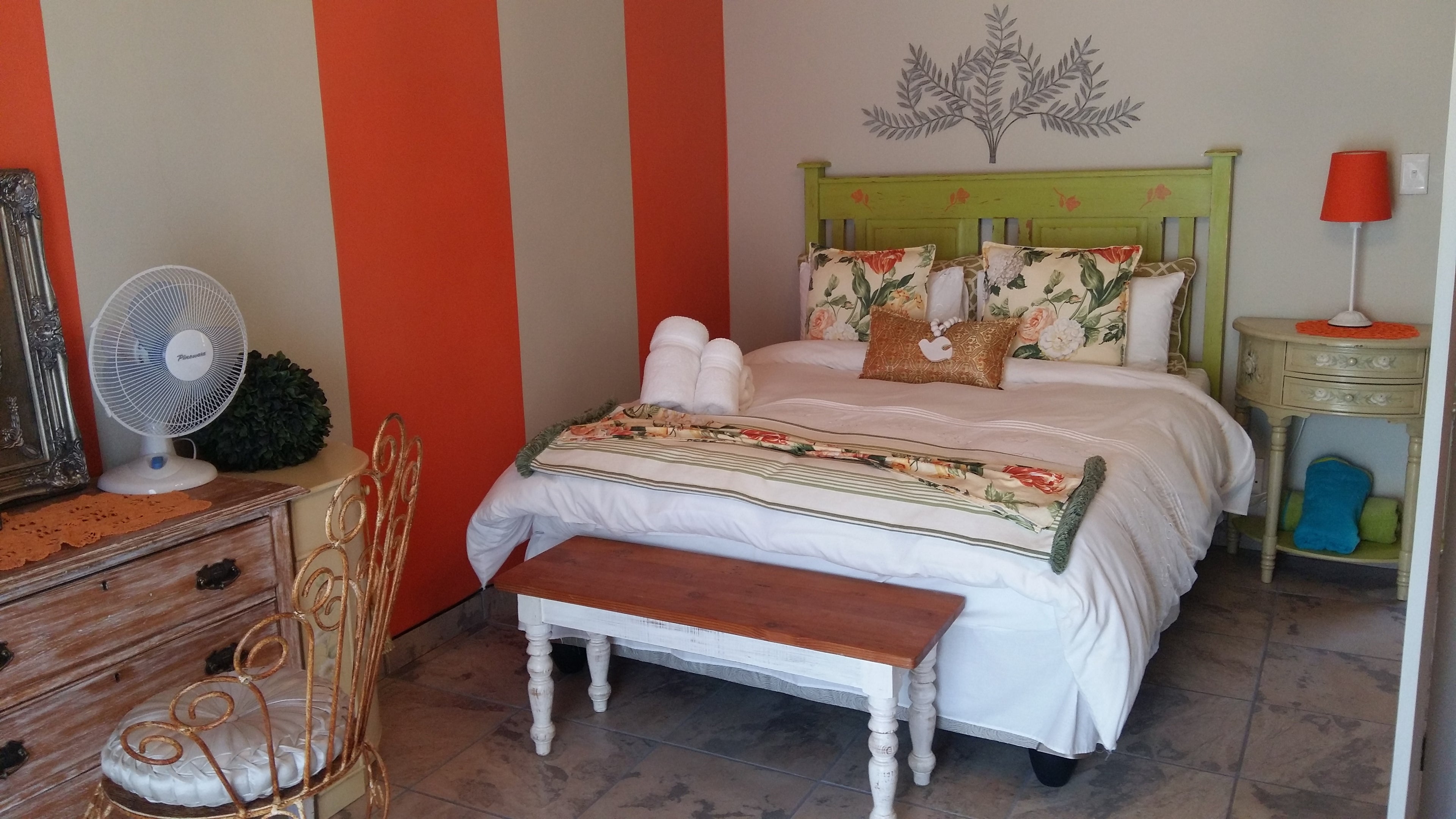 Queen open plan bedroom
