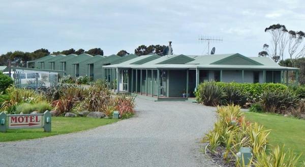 Omau Settlers Lodge Entrance