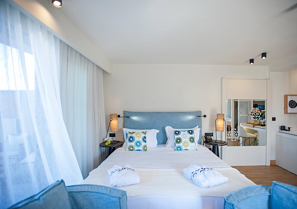 Pure Haven Sea Front with Heated Private Pool