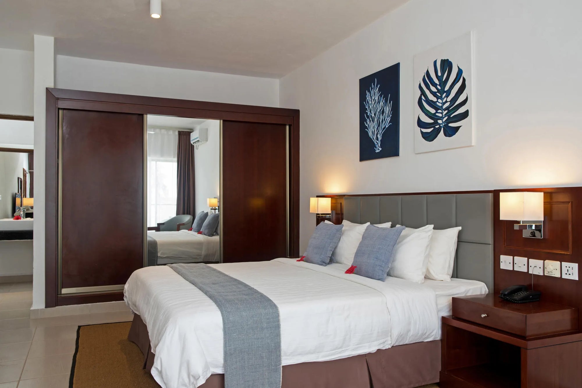 Room gallery image 1.