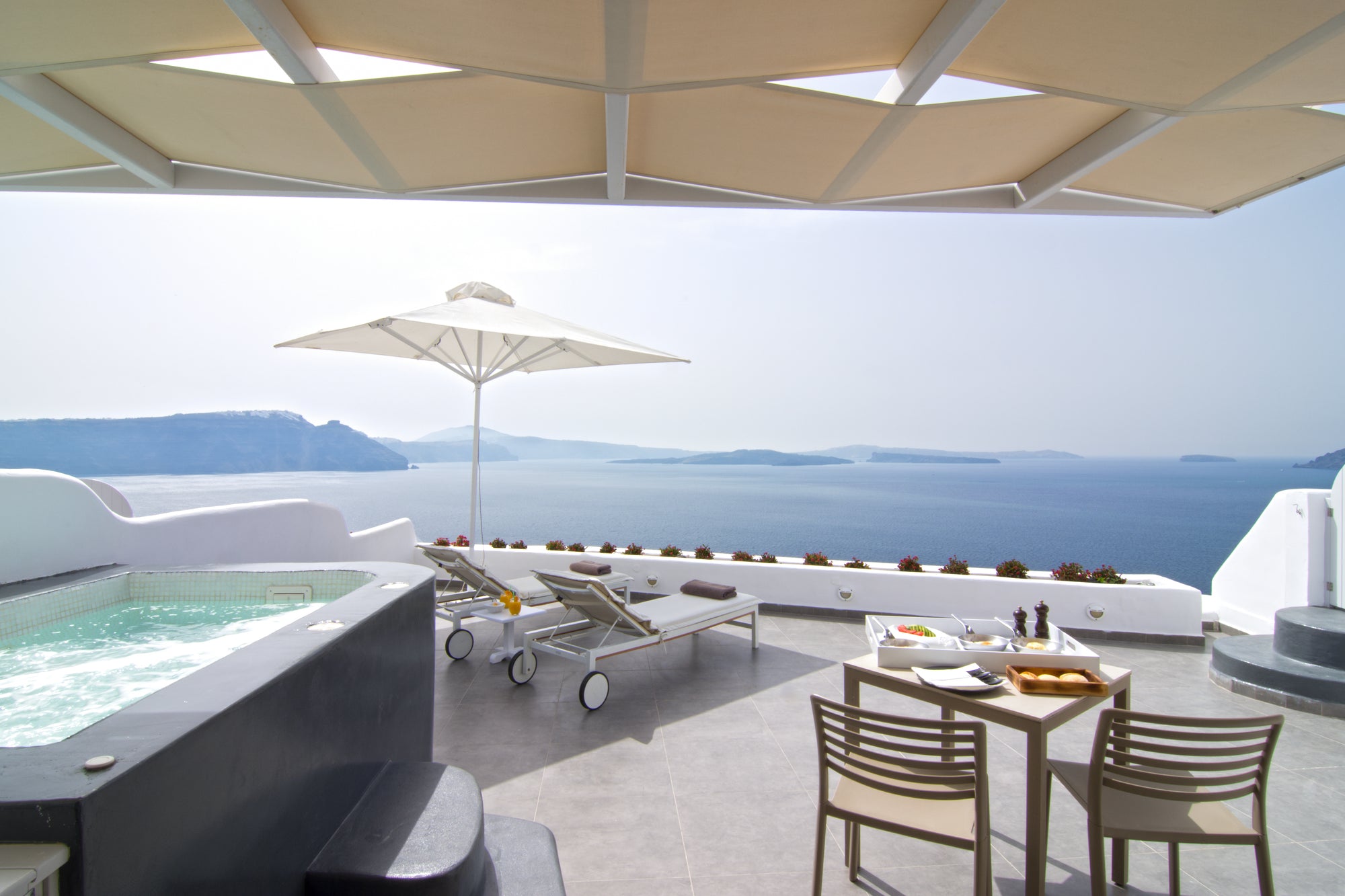 Santorini Secret Suites & Spa : Absolute Private with Outdoor Hot Tub