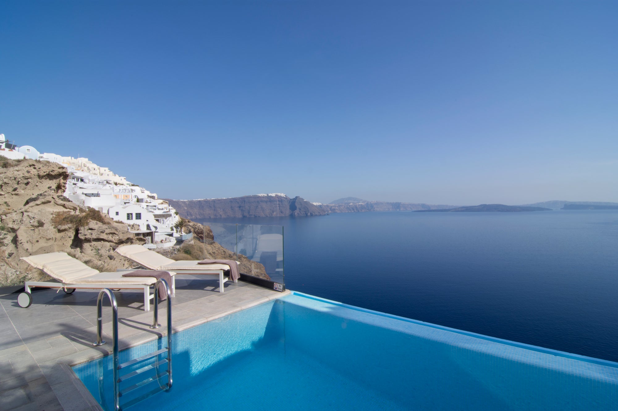 Santorini Secret Suites & Spa : infinity Suite with Private Outdoor Heated Pool