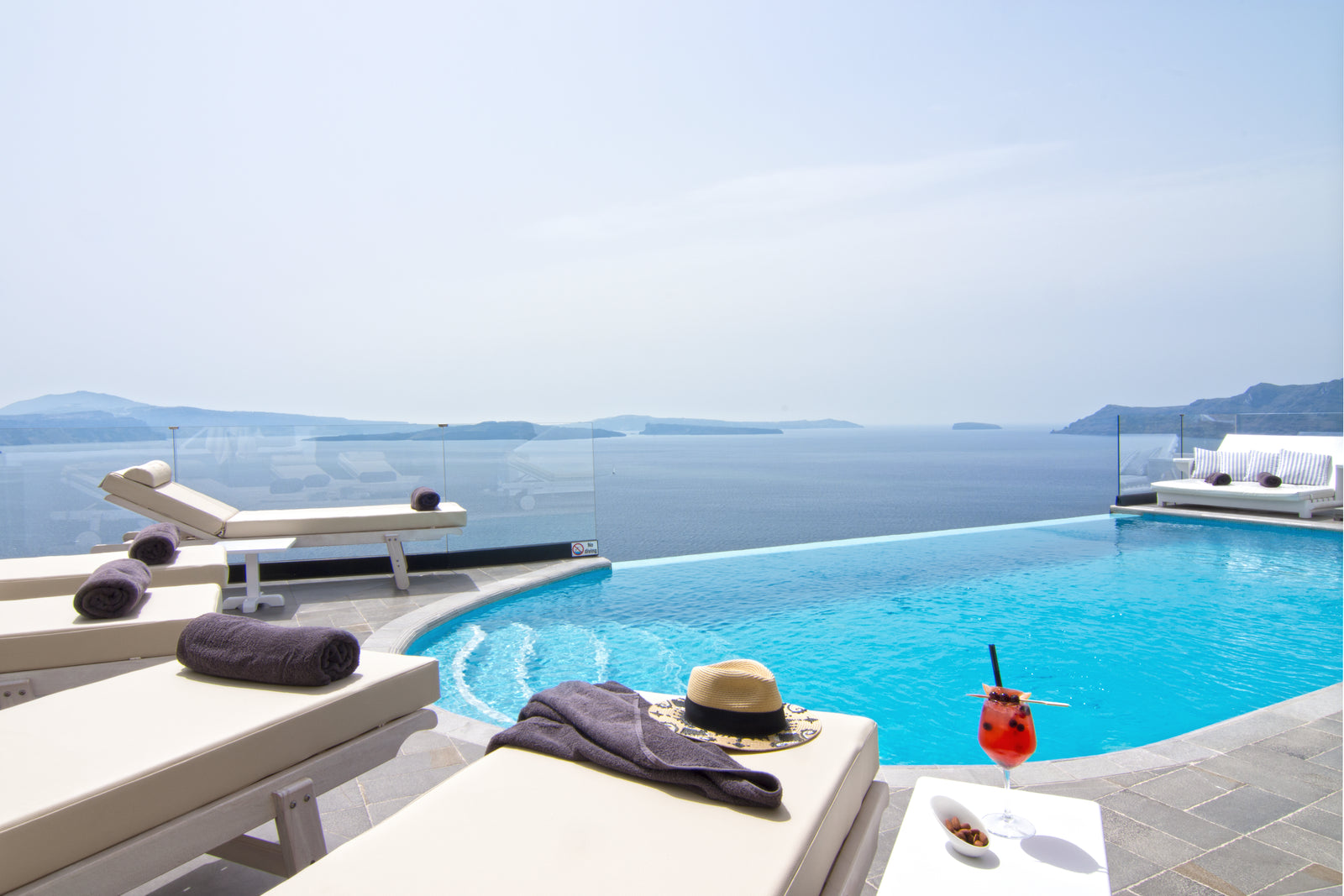 Santorini Secret Suites & Spa : Black Rock Restaurant