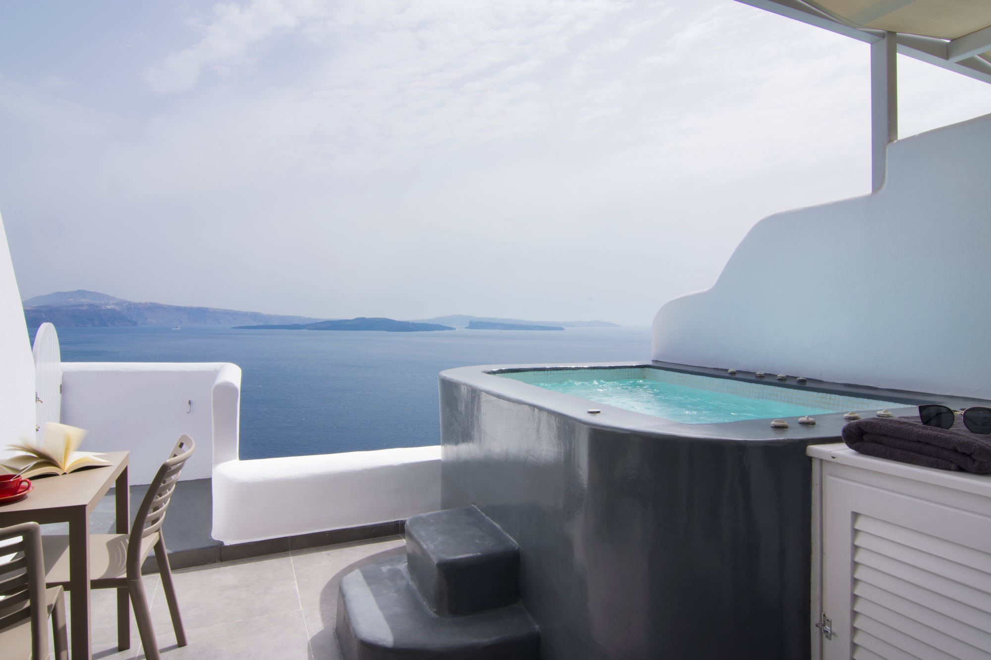 Santorini Secret Suites & Spa : Pure Suite with Private Outdoor Hot Tub