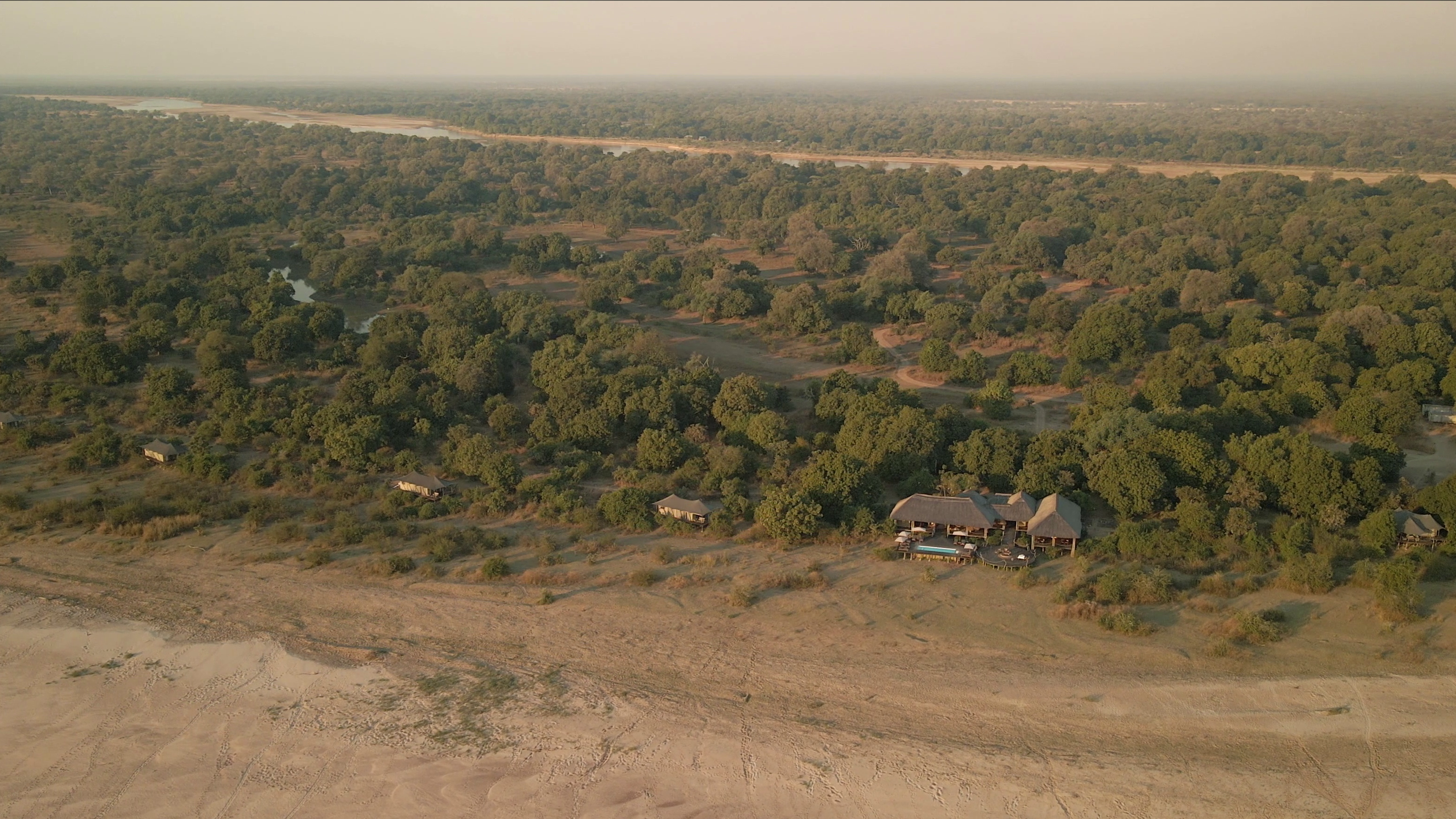 Hybrid luxury Camp / Lodge experience