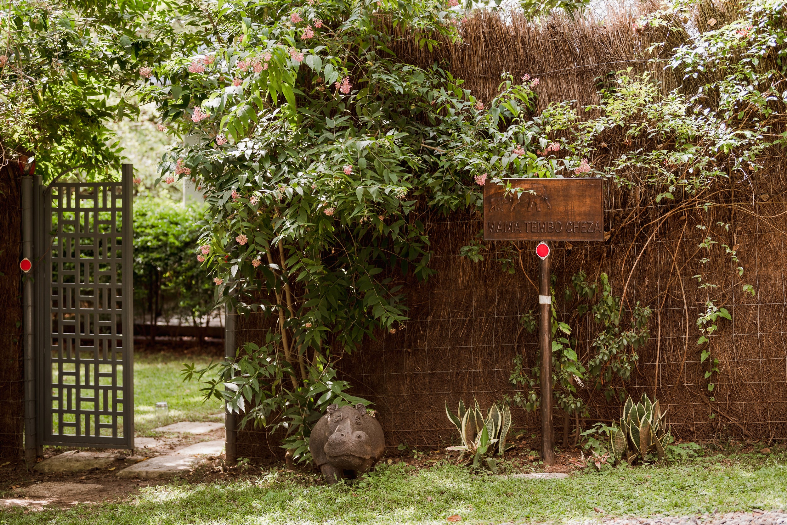 Mama Tembo Cheza Guest House: Entrance Gate