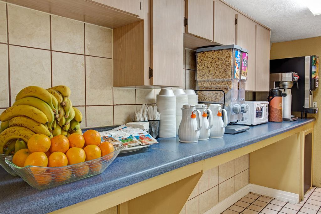 Howard Johnson Express Inn Suites Lake Front Park Kissimmee