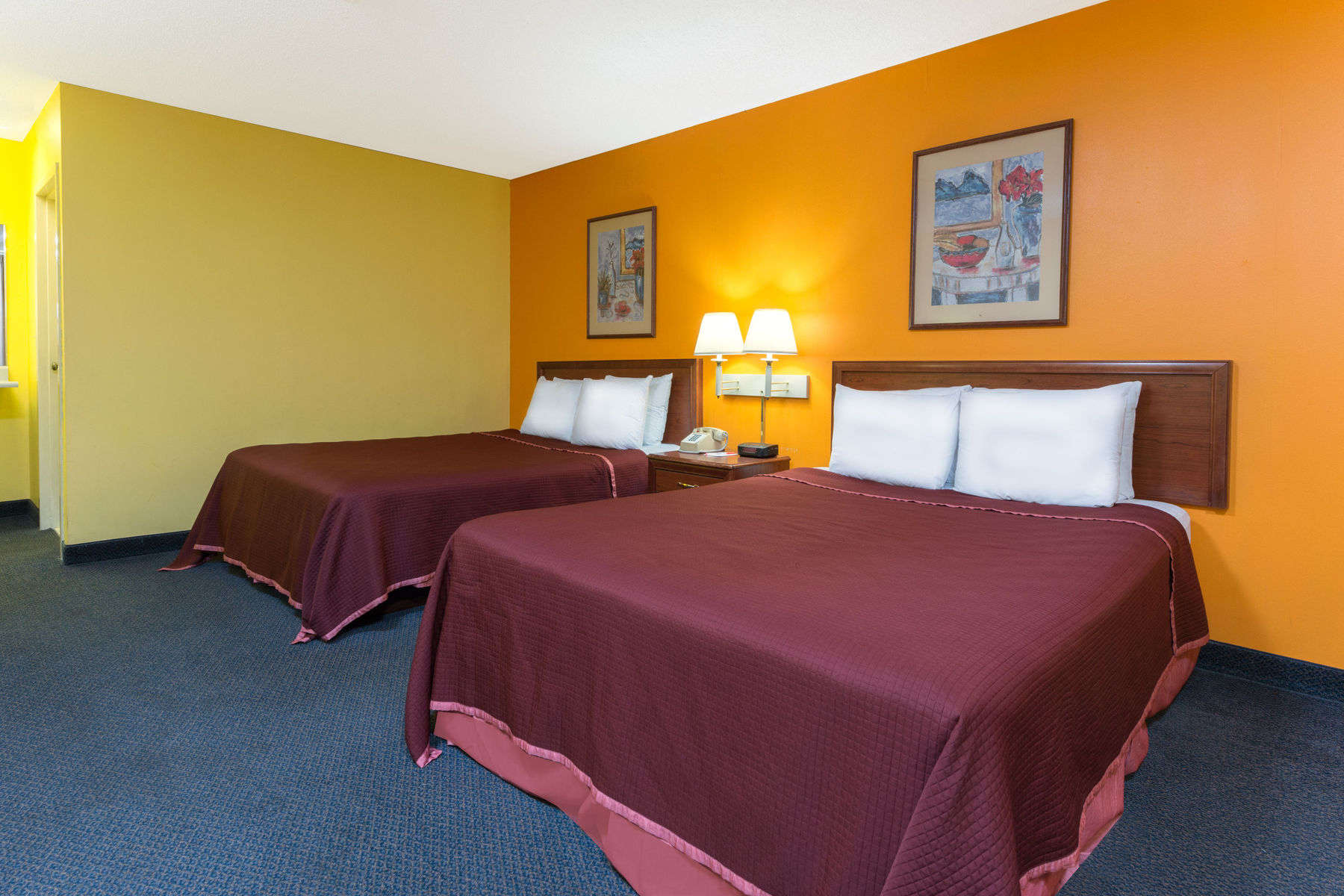 Howard Johnson Hotel & Suites by Wyndham Springfield