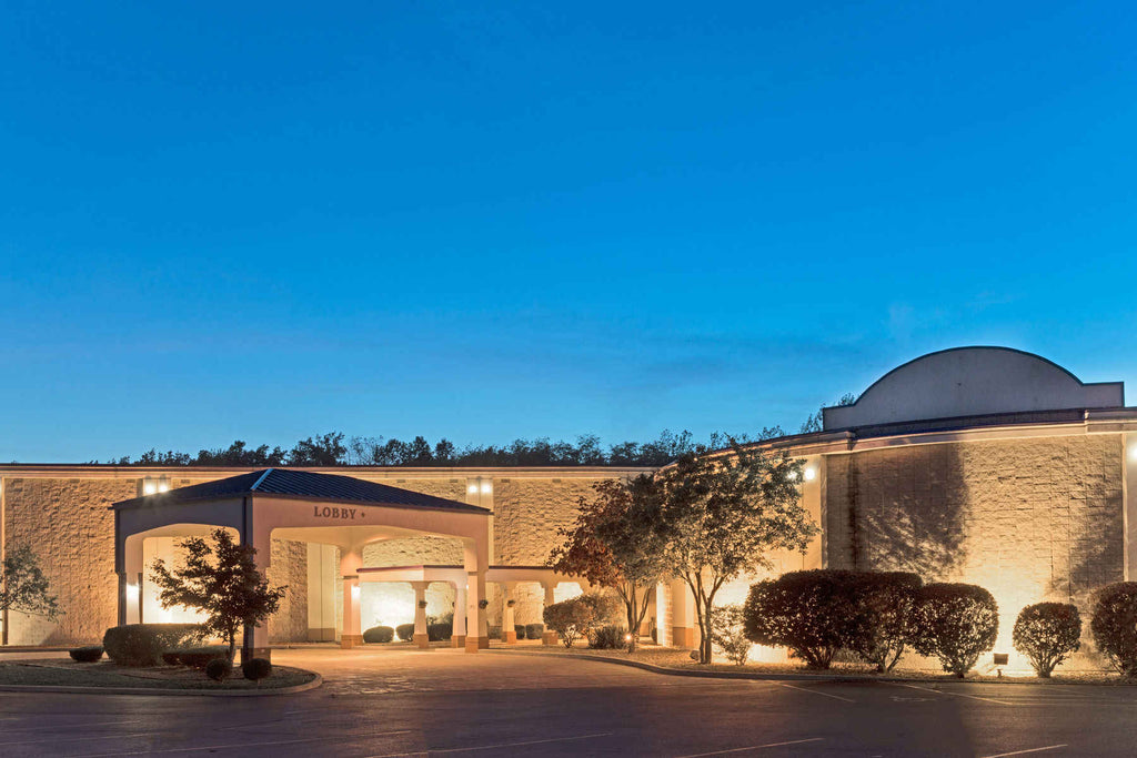 Howard Johnson Hotel & Suites by Wyndham Springfield