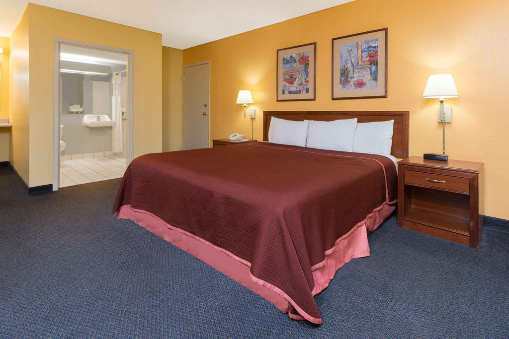 Howard Johnson Hotel & Suites by Wyndham Springfield