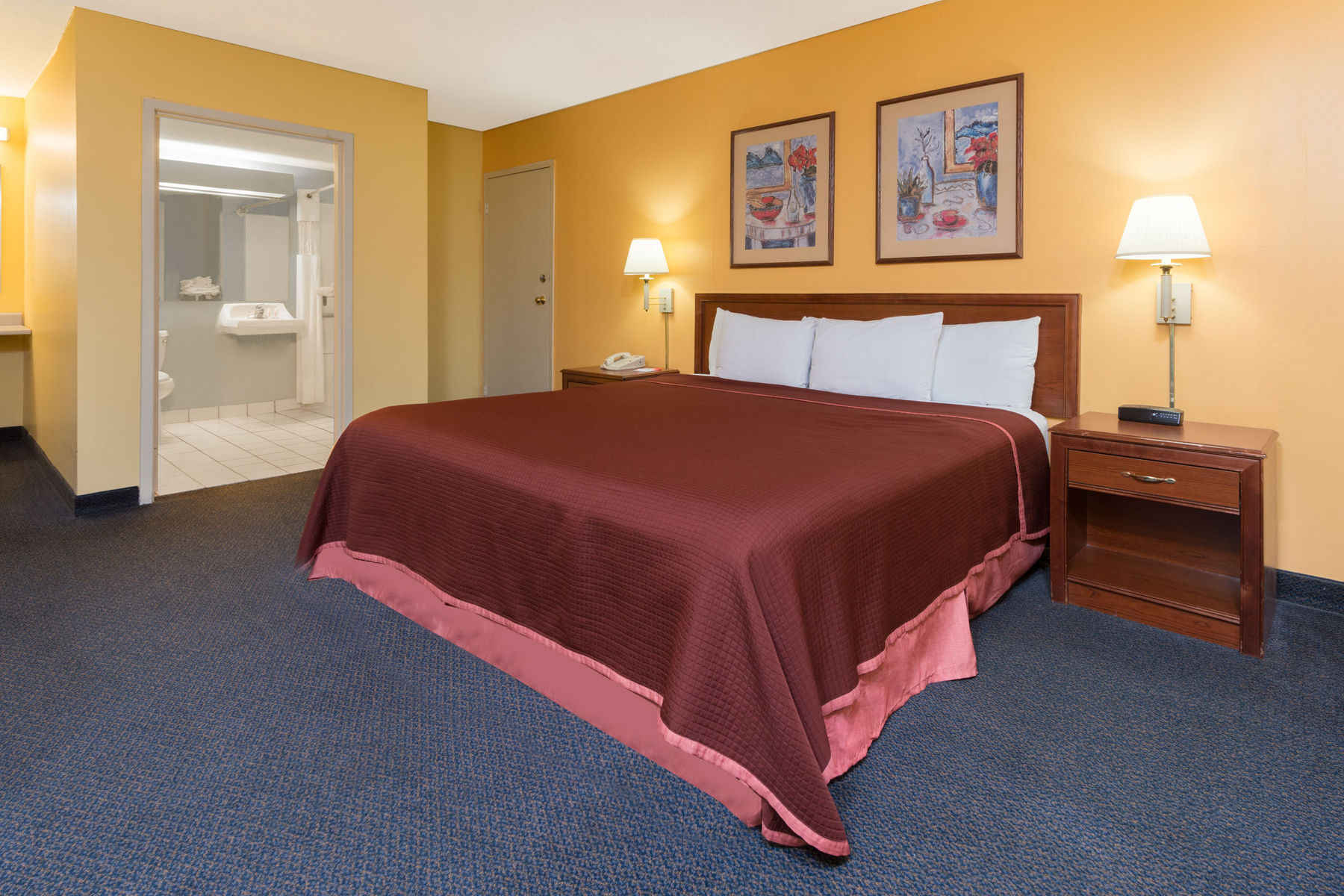 Howard Johnson Hotel & Suites by Wyndham Springfield