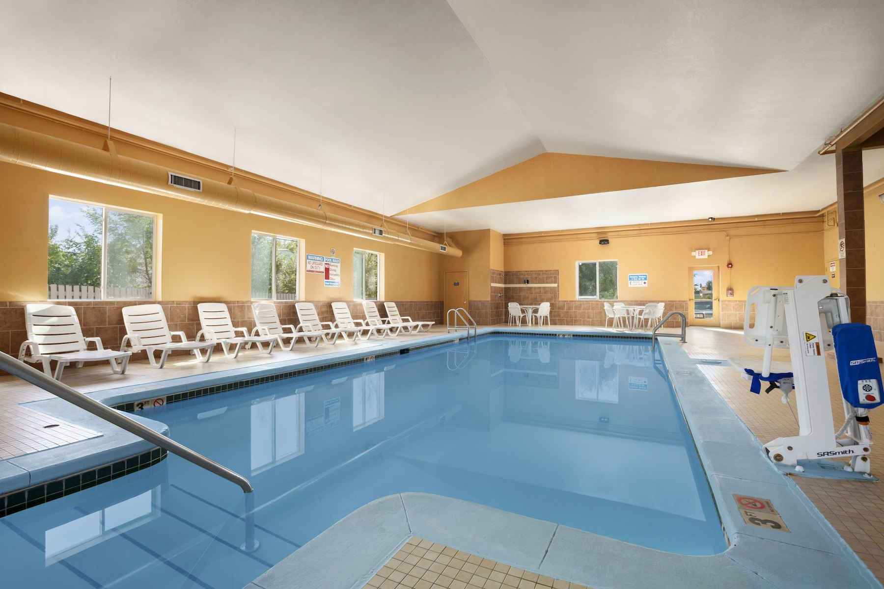 Days Inn & Suites by Wyndham Cedar Rapids