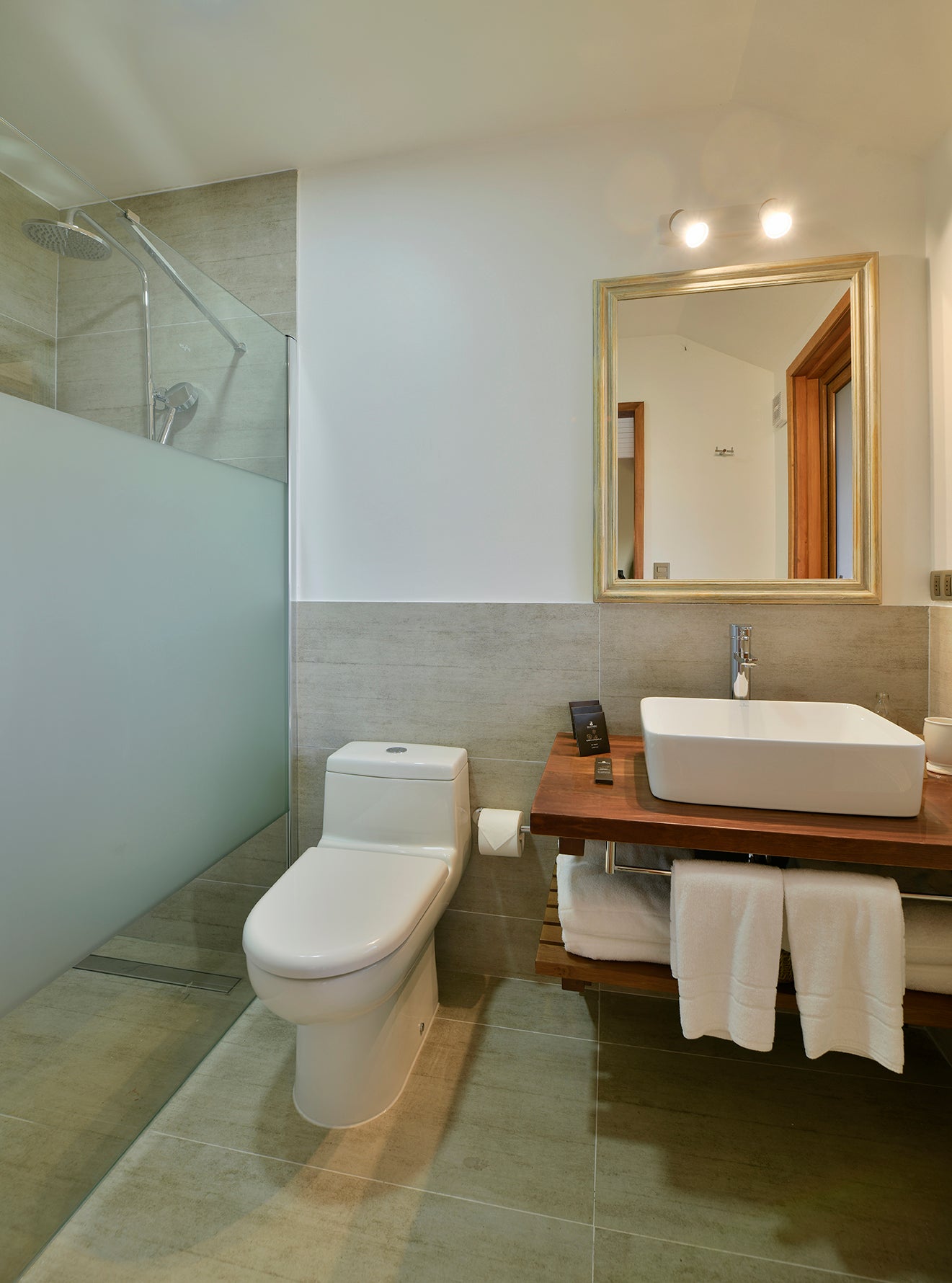 Exploradores Rooms