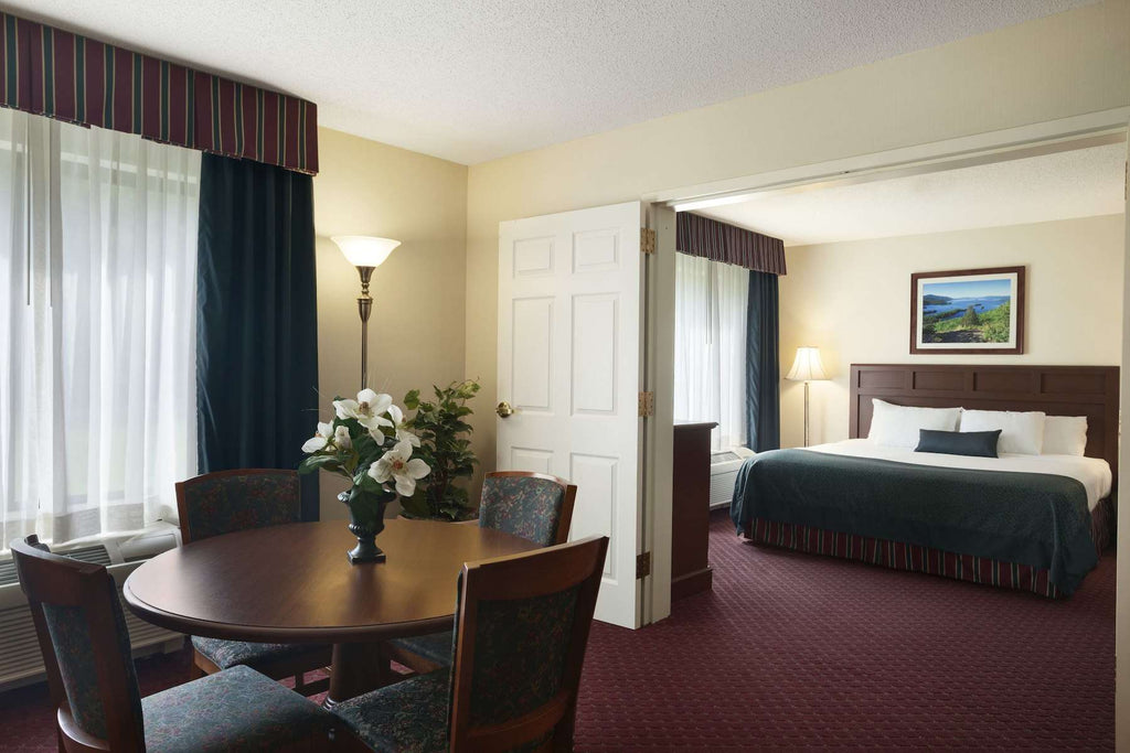 Wingate by Wyndham Lake George