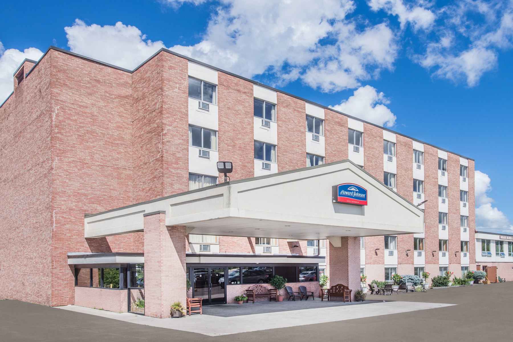 Howard Johnson by Wyndham Closest to the Falls and Casino