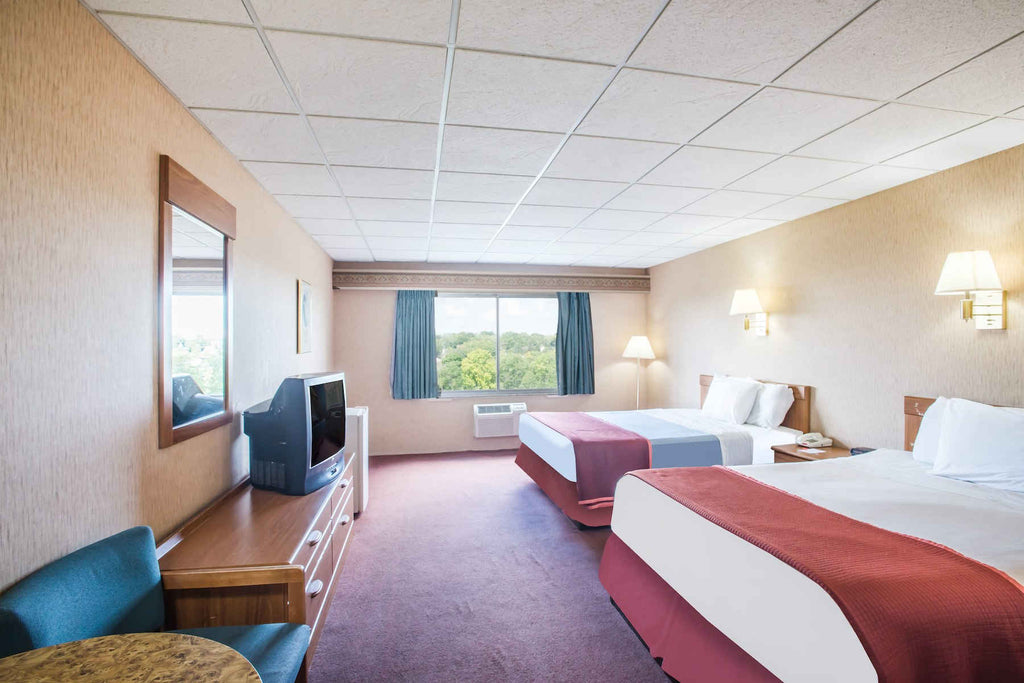 Howard Johnson by Wyndham Closest to the Falls and Casino