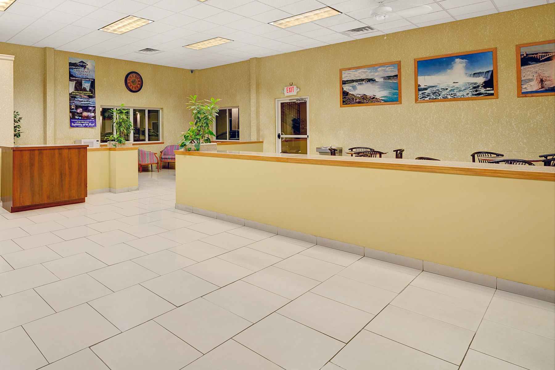 Days Inn & Suites by Wyndham Niagara Falls/Buffalo