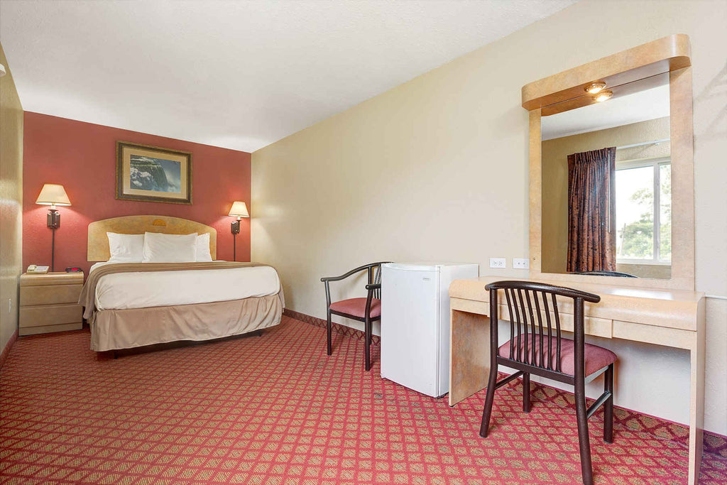 Days Inn & Suites by Wyndham Niagara Falls/Buffalo