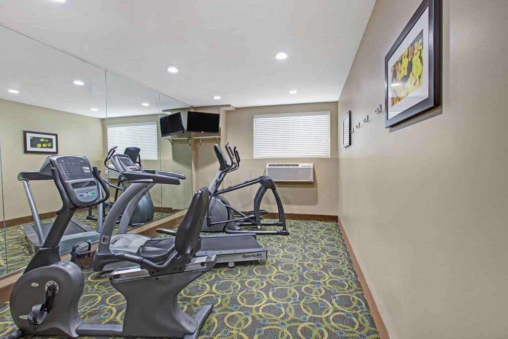 Days Inn & Suites by Wyndham Ozone Park/JFK Airport