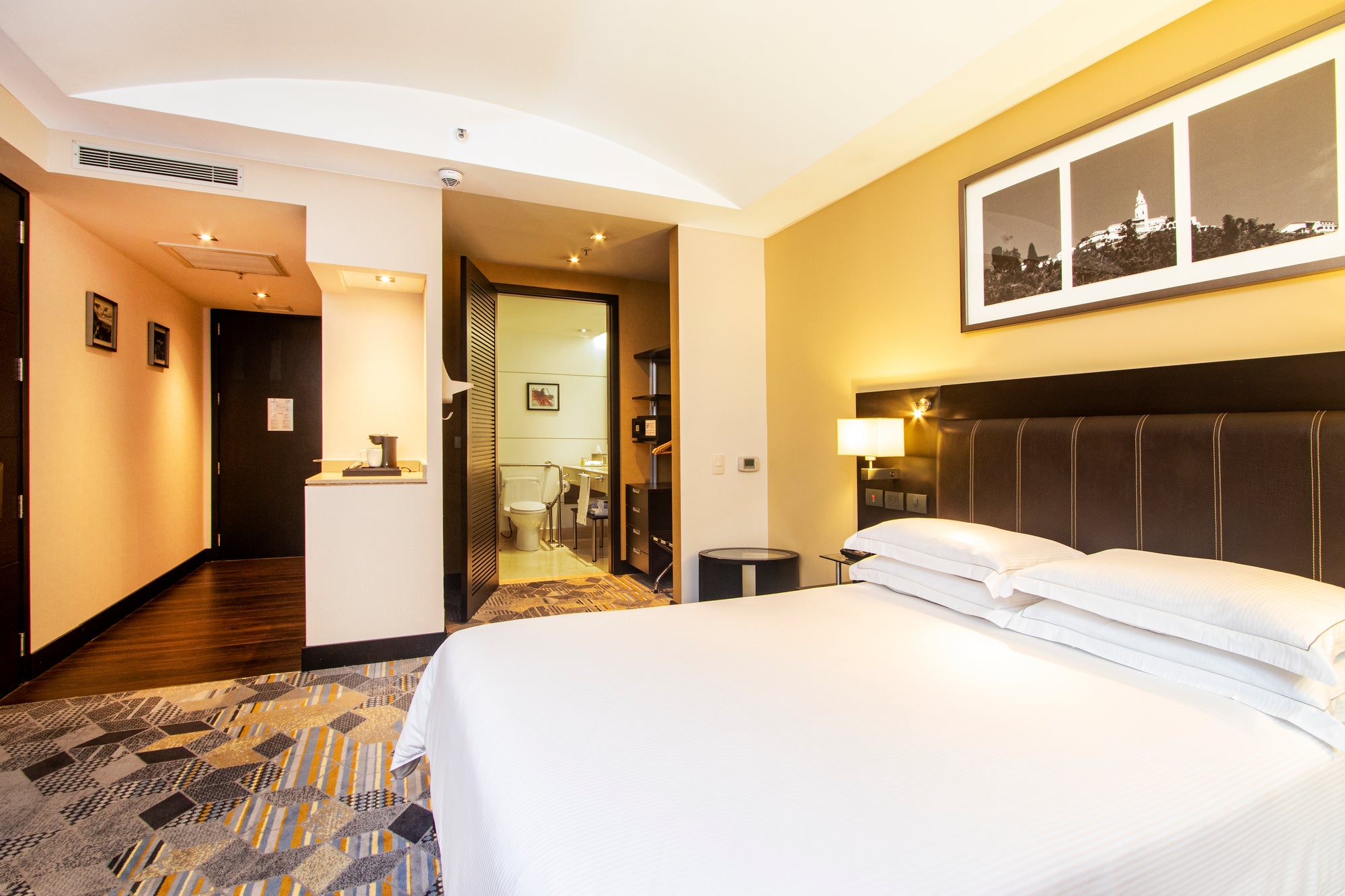 1 QUEEN BED ACCESSIBLE ROOM