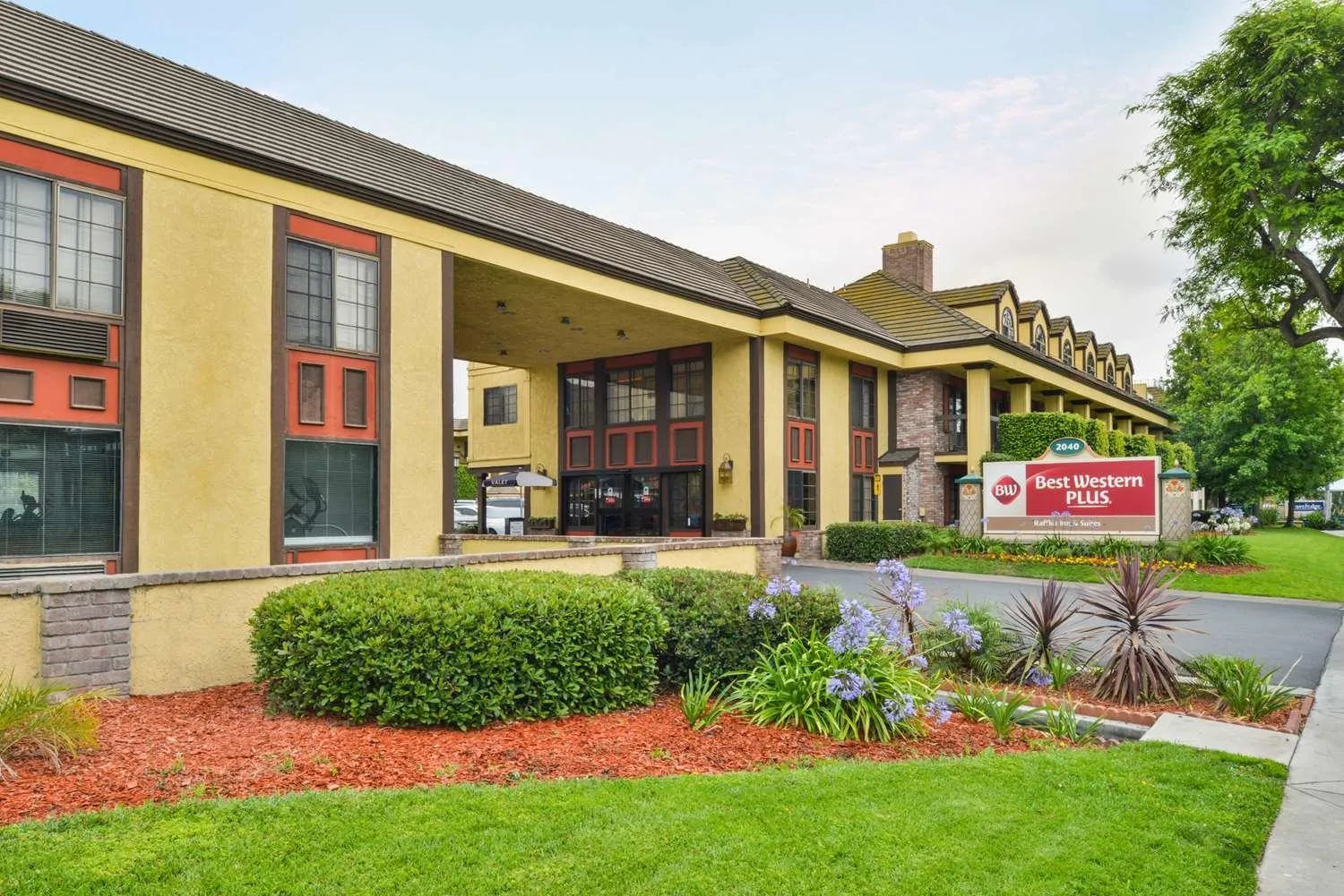 Best Western Plus Raffles Inn & Suites, Anaheim, United States featured image.