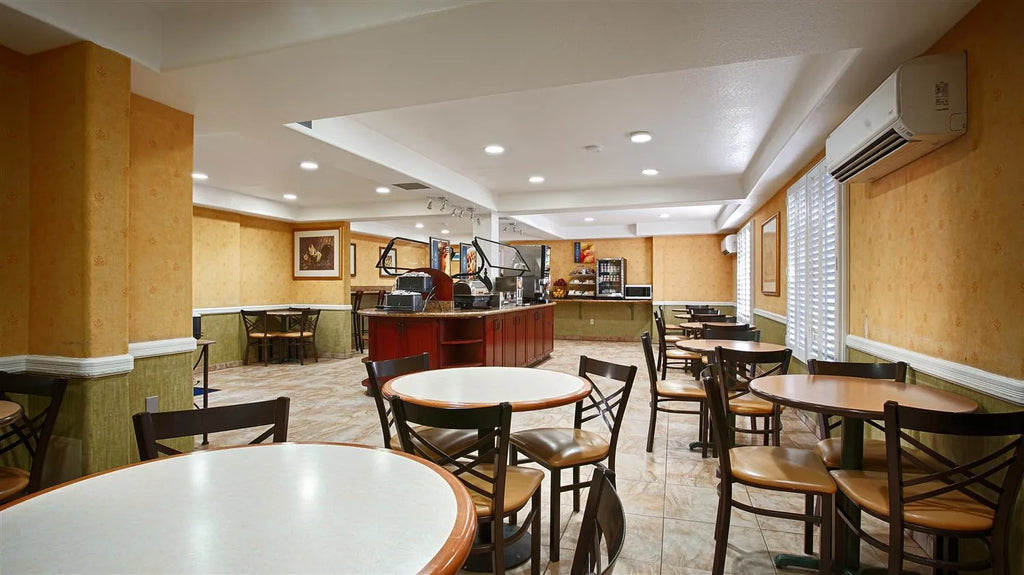 Best Western Plus Raffles Inn & Suites, Anaheim, United States gallery image 4.