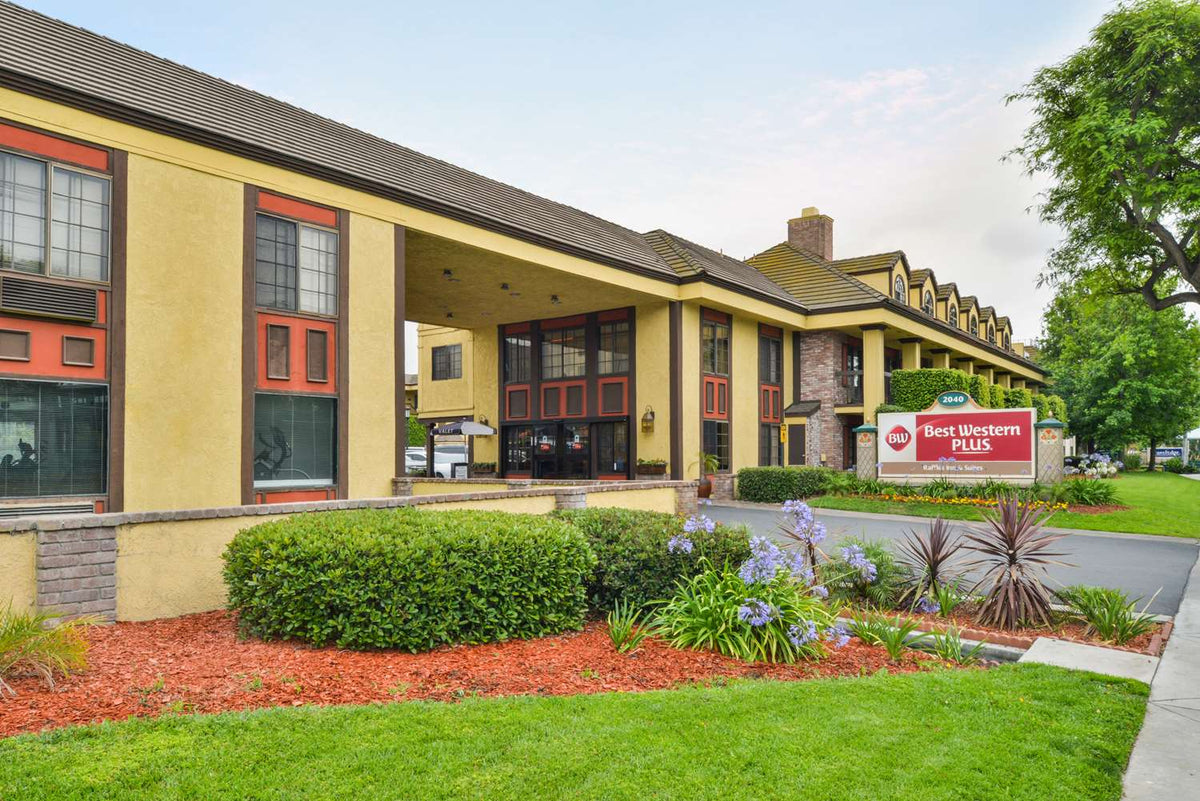Best Western Plus Raffles Inn & Suites