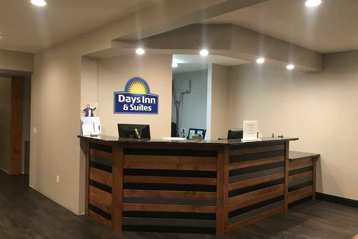 Days Inn & Suites by Wyndham Williston