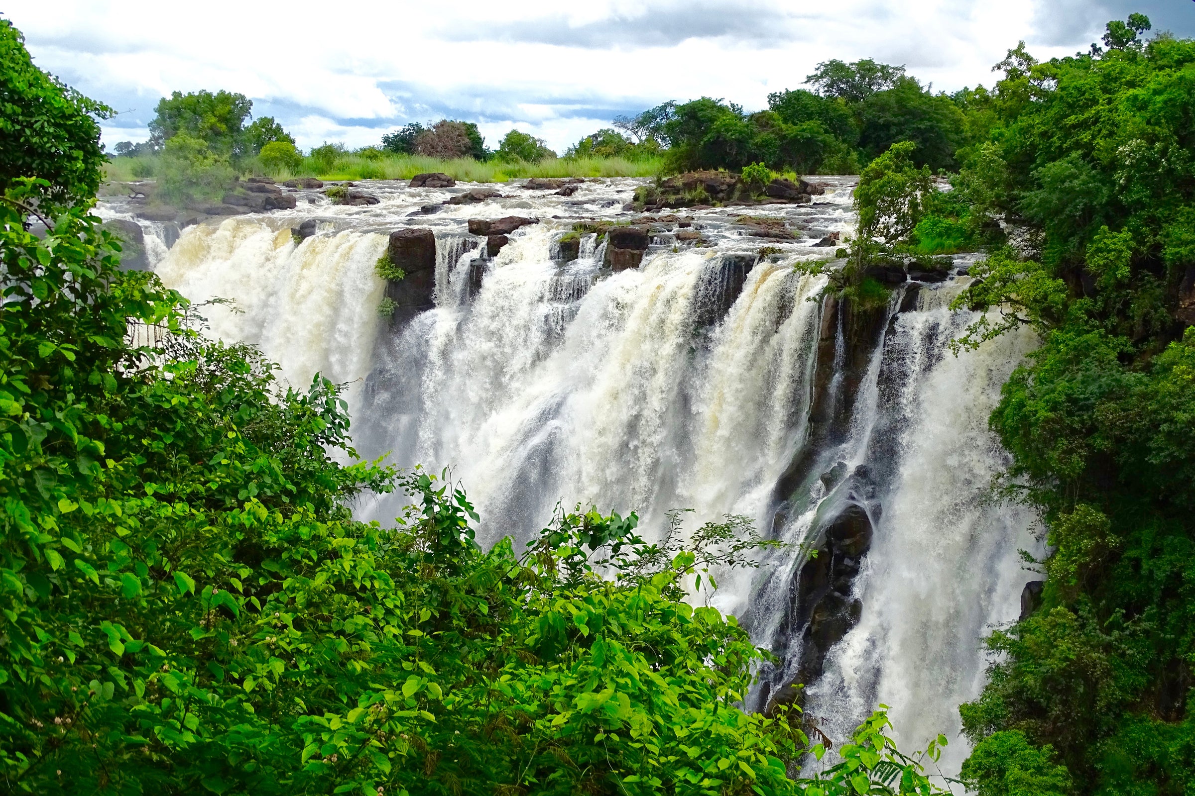 Bushtracks Africa Guided Tour of the Falls (Zambia and Zimbabwe)