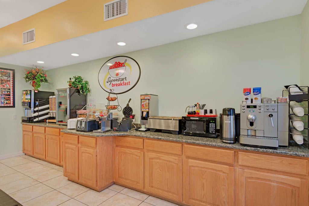 Super 8 by Wyndham Austin/Airport North