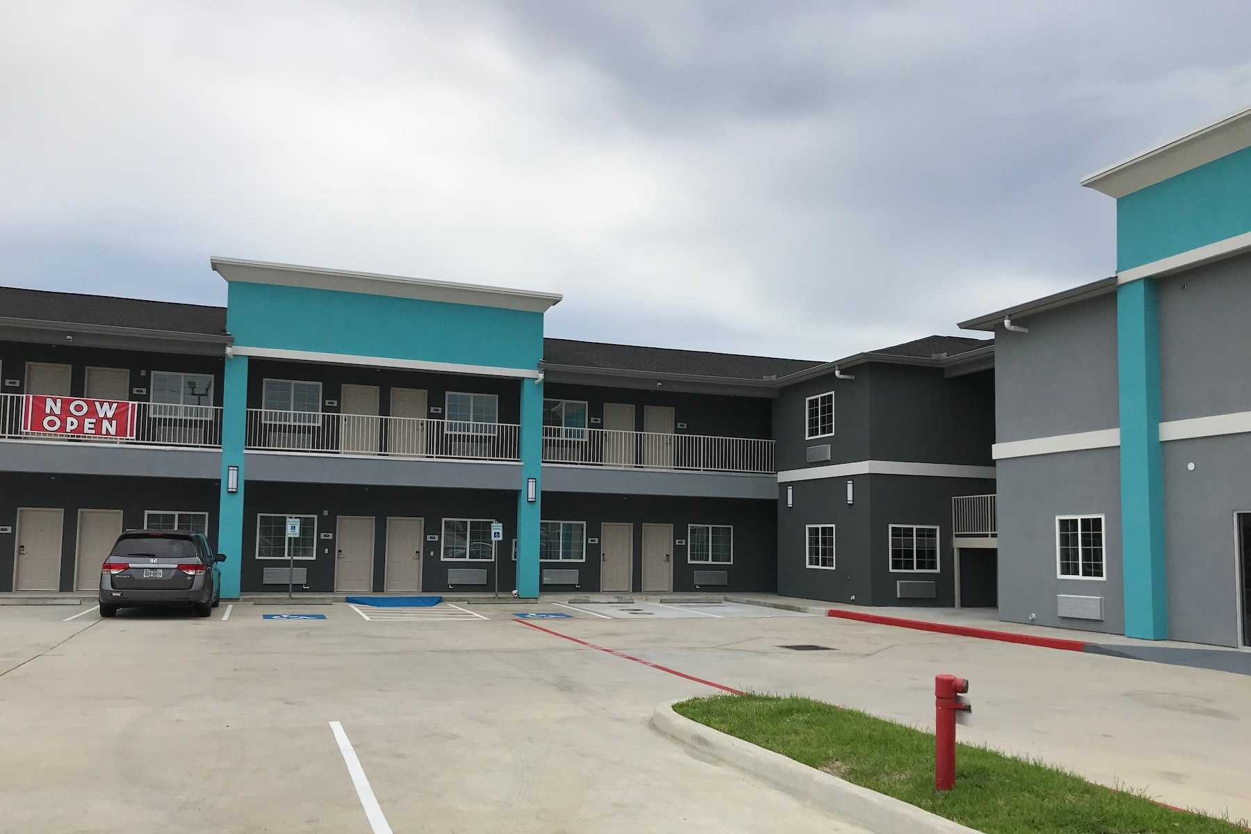 Howard Johnson by Wyndham Houston Willowbrook
