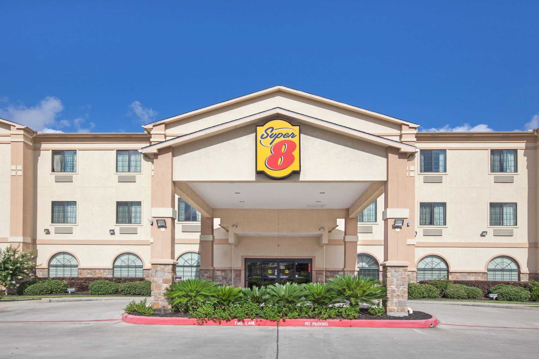 Super 8 by Wyndham IAH West Greenspoint