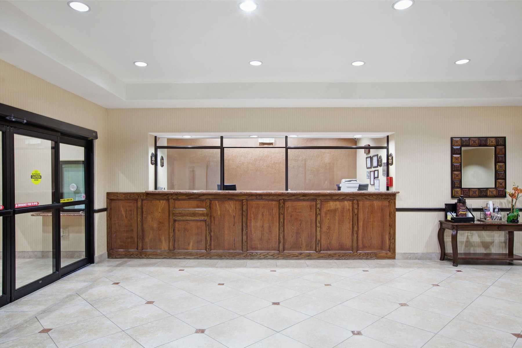 Super 8 by Wyndham IAH West Greenspoint