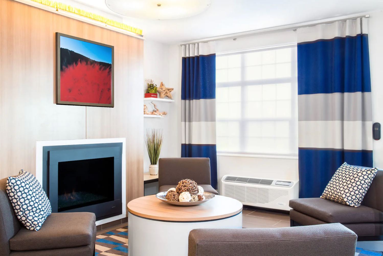 Microtel by Wyndham Vernal / Naples