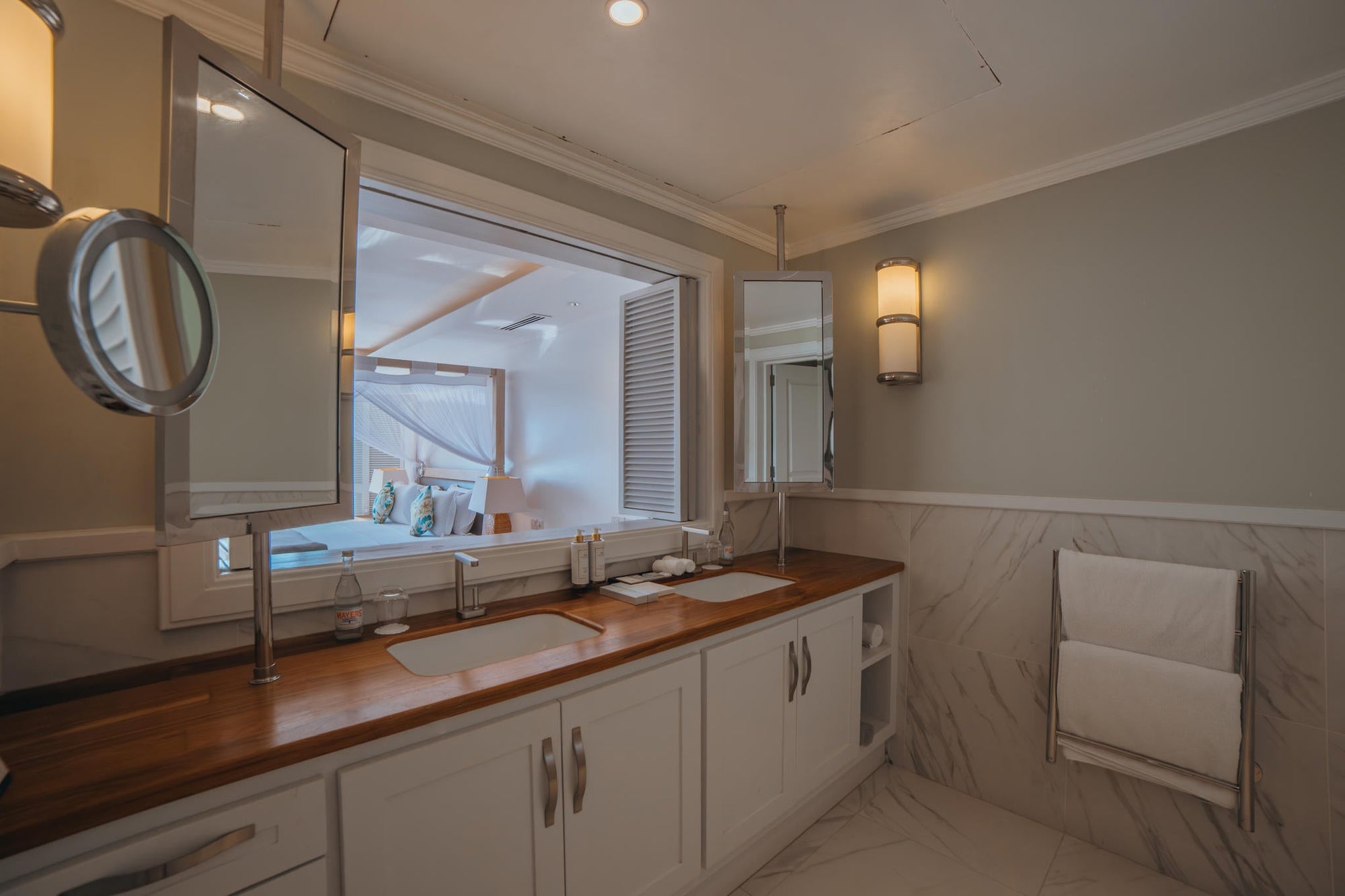 2 Bedroom Deluxe Ocean View Suite gallery image 3