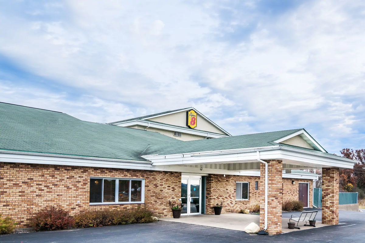 Super 8 by Wyndham Osseo WI