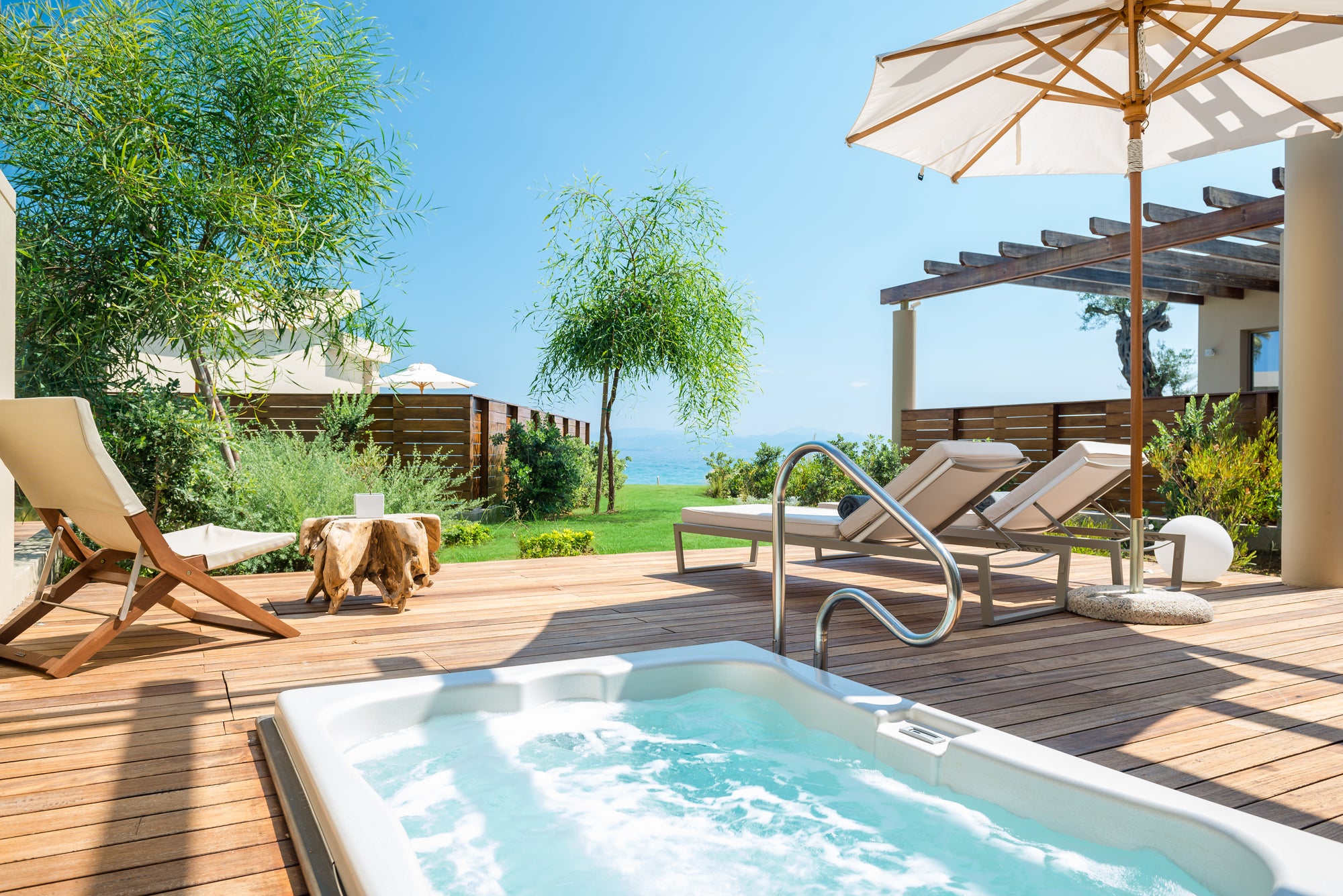 Pavilion Retreat Waterfront with outdoor Jacuzzi