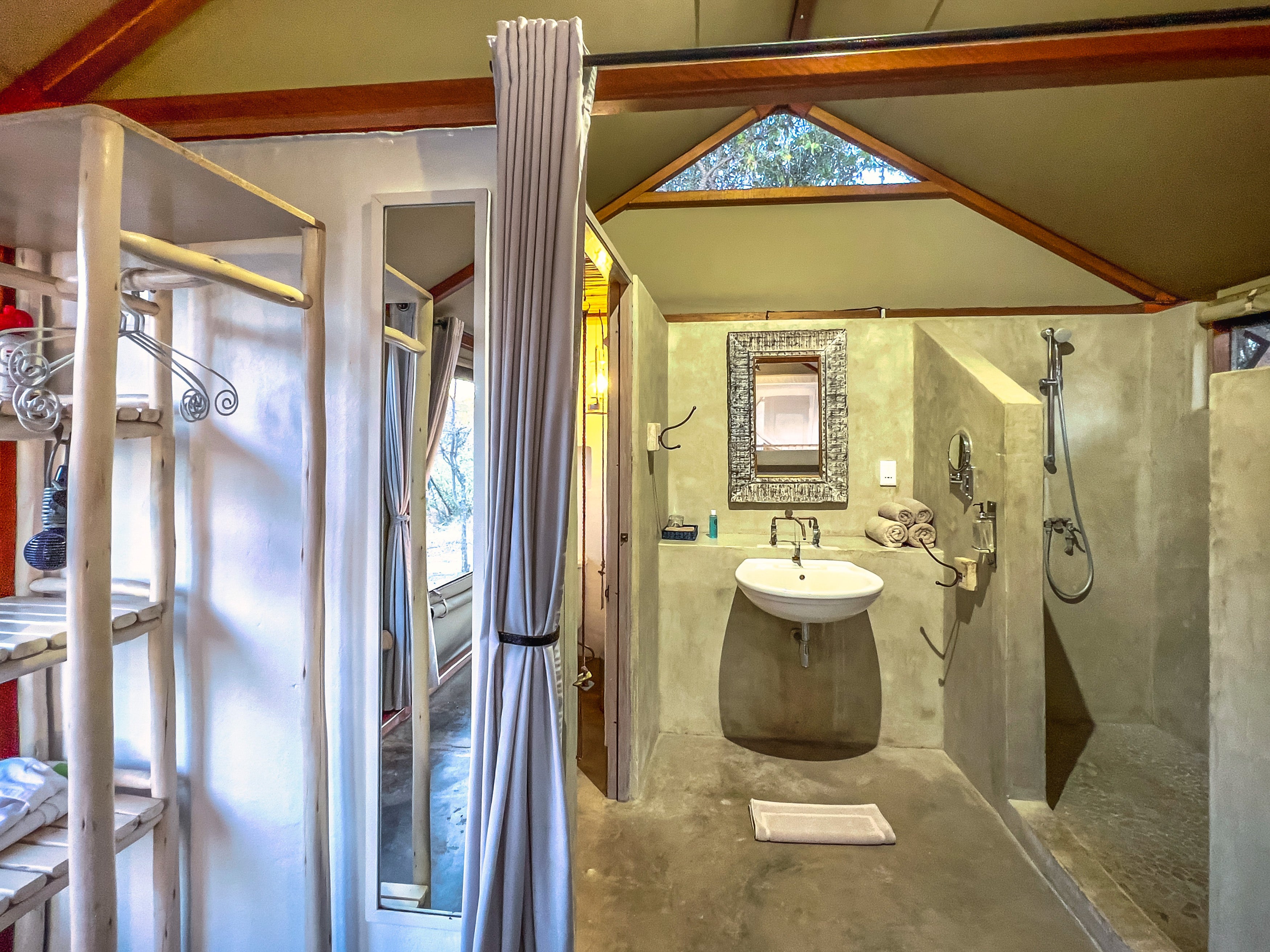 Mushara Bush Camp - Tented Bungalow Bathroom