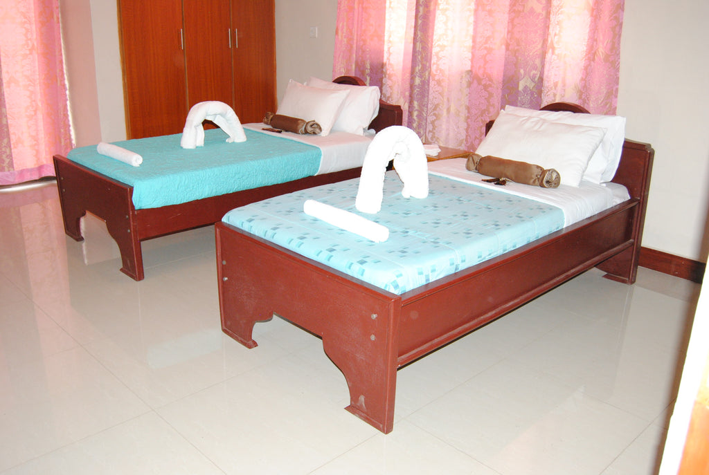 Runako Lodge Twin Room