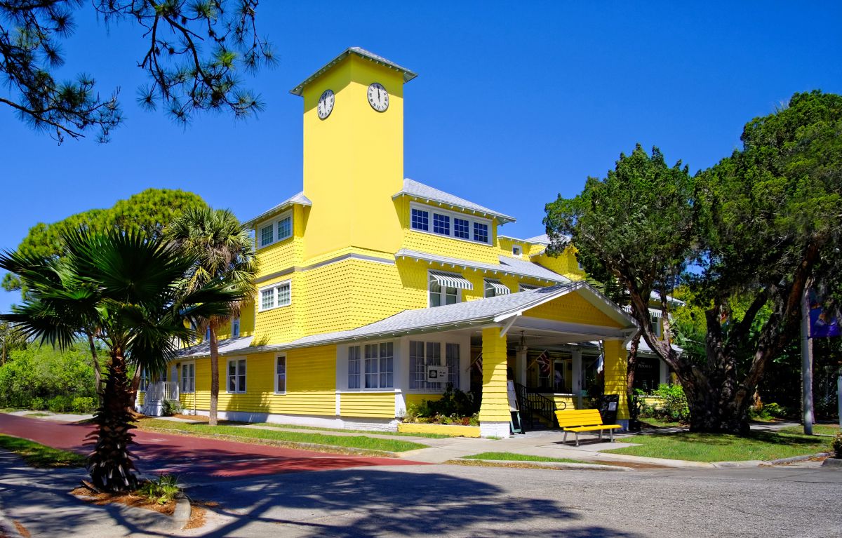 Historic Peninsula Inn
