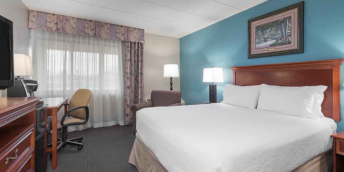 Holiday Inn & Suites St. Cloud