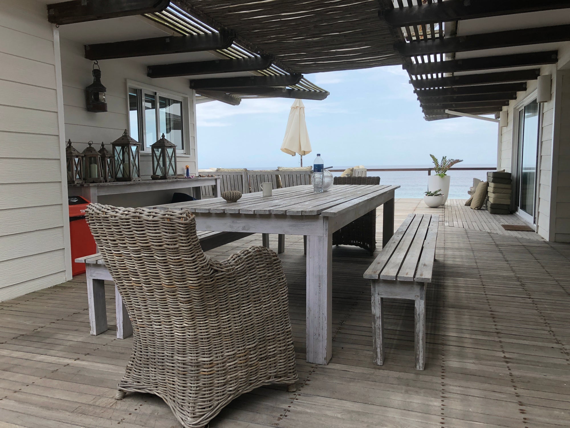 Outdoor dining deck