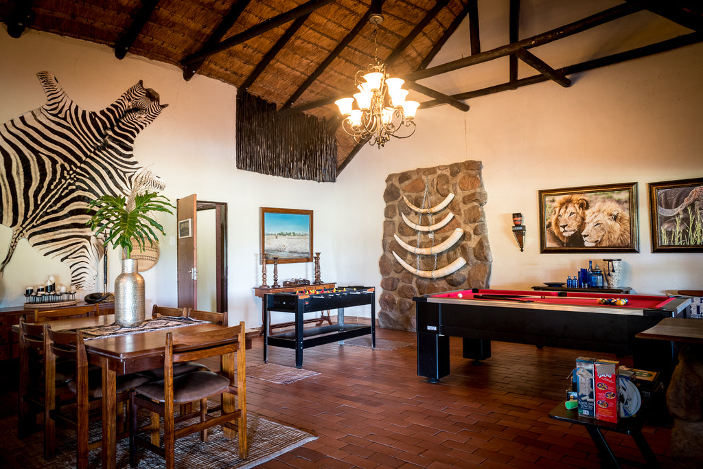 Lounge area with pool table