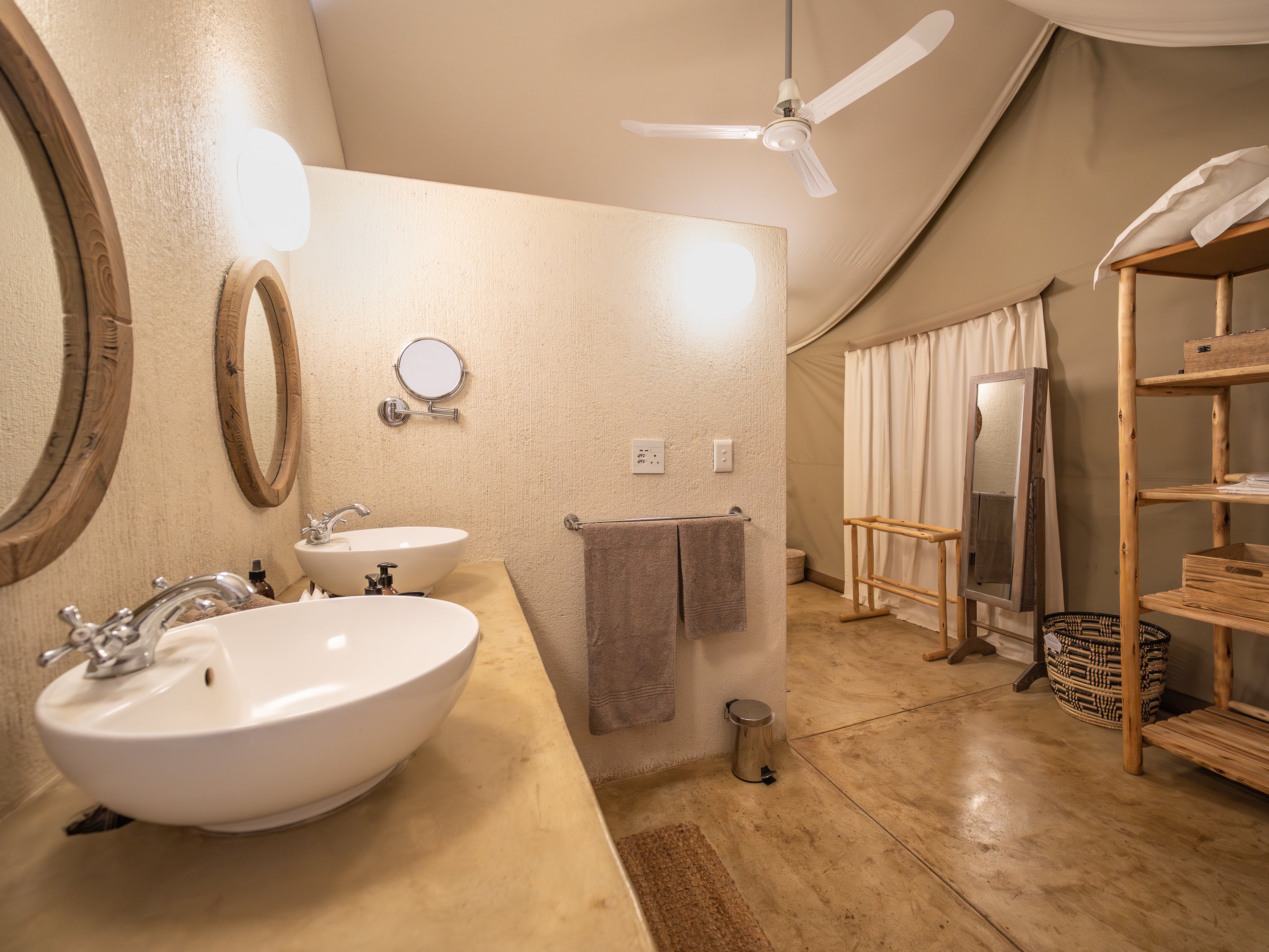 Nyati Safari Lodge