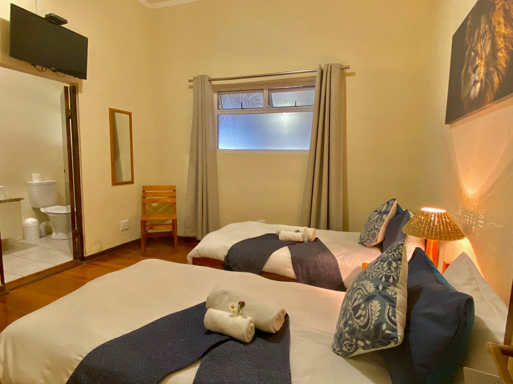 TWIN ROOM