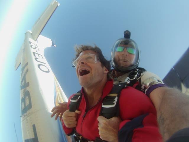 Jonty Rhodes goes skydiving