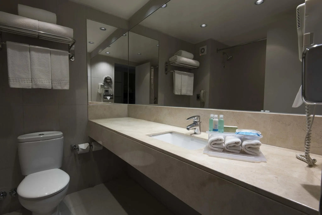 BAÑO at Holiday Inn Express Iquique, Iquique, Chile.