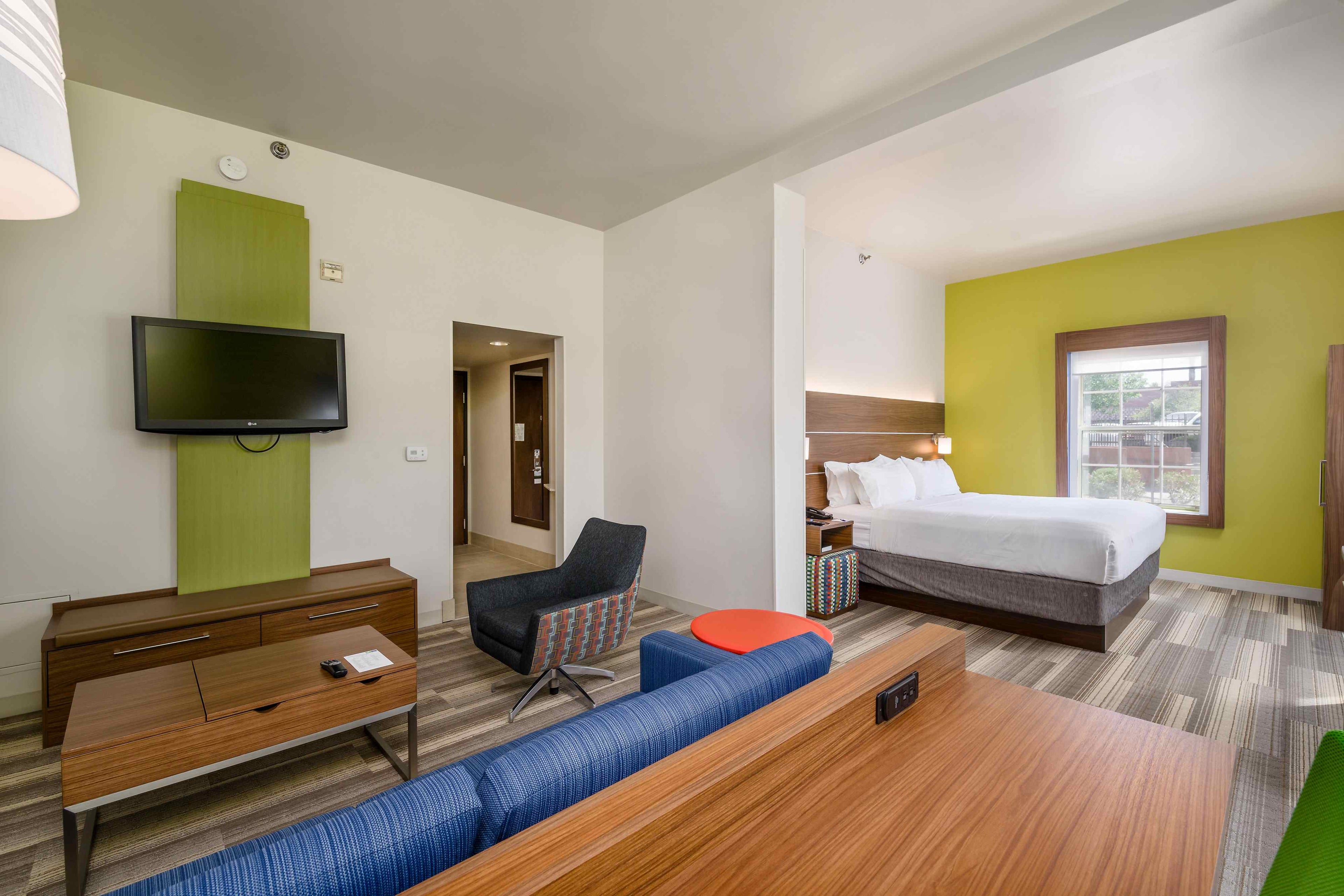 Holiday Inn Express & Suites Phoenix Airport