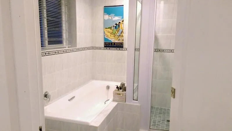 Room gallery image 3.